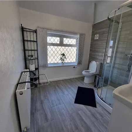 Relaxed Double Bed With Private Bathroom, Parking, Wifi And Garden. בית אירוח