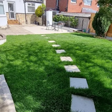 Relaxed Double Bed With Private Bathroom, Parking, Wifi And Garden. בית אירוח *