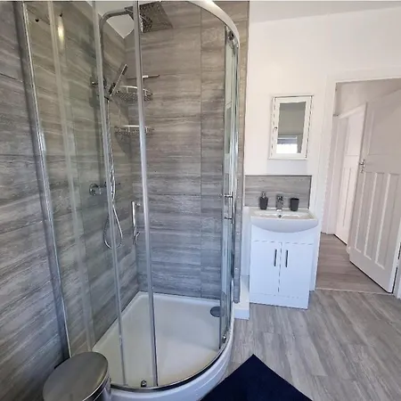 בית אירוח Relaxed Double Bed With Private Bathroom, Parking, Wifi And Garden. לידס