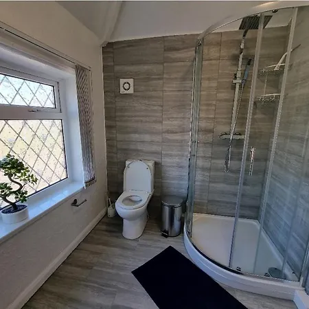 Relaxed Double Bed With Private Bathroom, Parking, Wifi And Garden. *