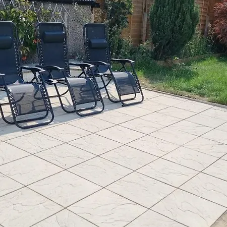 Relaxed Double Bed With Private Bathroom, Parking, Wifi And Garden. בית אירוח לידס