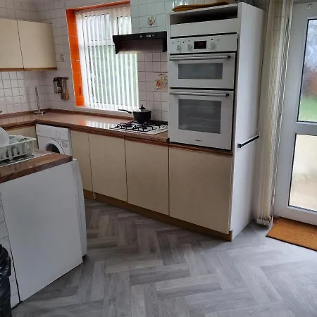 Relaxed Double Bed With Private Bathroom, Parking, Wifi And Garden. בית אירוח לידס