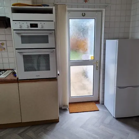 Relaxed Double Bed With Private Bathroom, Parking, Wifi And Garden. *