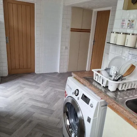 בית אירוח Relaxed Double Bed With Private Bathroom, Parking, Wifi And Garden.