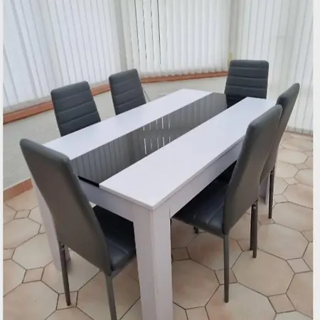 Relaxed Double Bed With Private Bathroom, Parking, Wifi And Garden. בית אירוח לידס