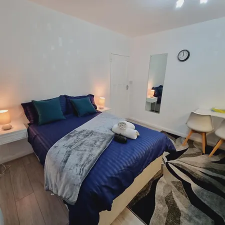 Relaxed Double Bed With Private Bathroom, Parking, Wifi And Garden. *
