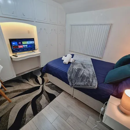 Relaxed Double Bed With Private Bathroom, Parking, Wifi And Garden. בית אירוח