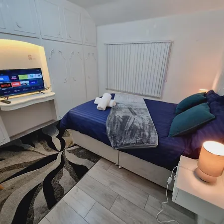 Ubytování v soukromí Relaxed Double Bed With Private Bathroom, Parking, Wifi And Garden.