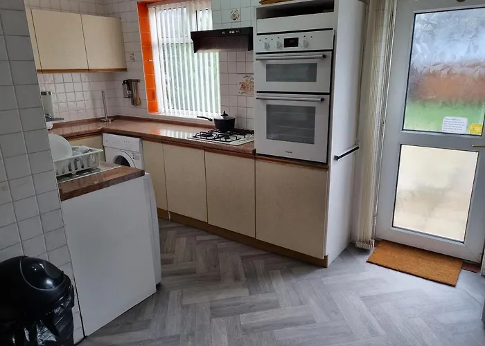 Relaxed Double Bed With Private Bathroom, Parking, Wifi And Garden. Homestay Leeds (West Yorkshire)