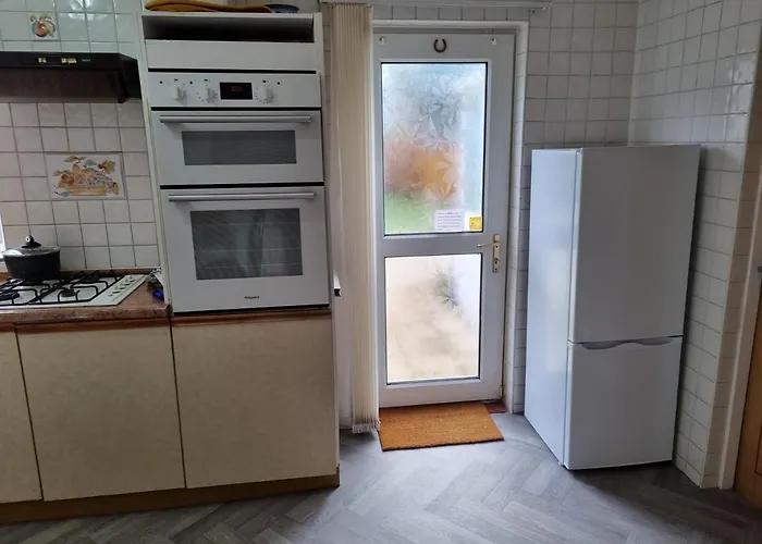 Relaxed Double Bed With Private Bathroom, Parking, Wifi And Garden. *