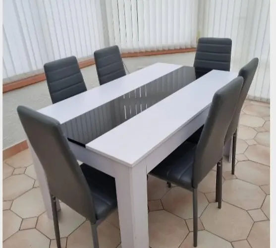 Relaxed Double Bed With Private Bathroom, Parking, Wifi And Garden. Homestay Leeds (West Yorkshire)