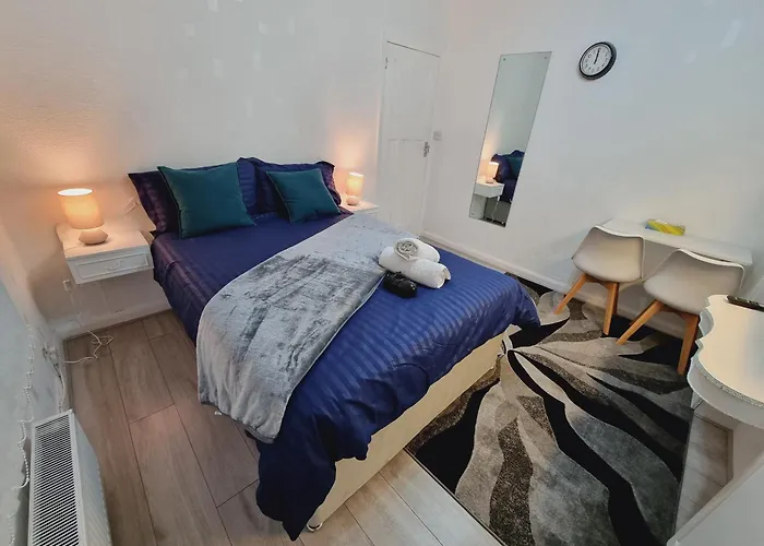 Relaxed Double Bed With Private Bathroom, Parking, Wifi And Garden. * Leeds (West Yorkshire)