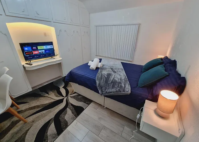 Homestay Relaxed Double Bed With Private Bathroom, Parking, Wifi And Garden.