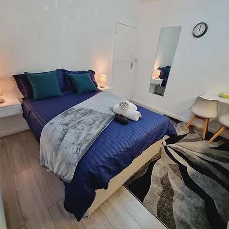 Relaxed Double Bed With Private Bathroom, Parking, Wifi And Garden. * Λιντς